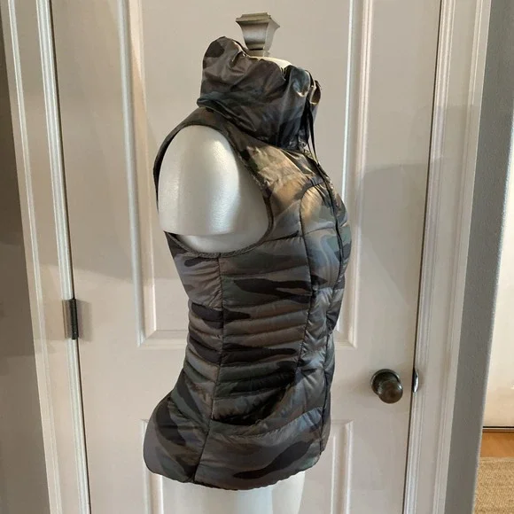 Lululemon Fluffin Awesome Puffer Vest Size 4 Full Zip Camo Goose Down Athleisure